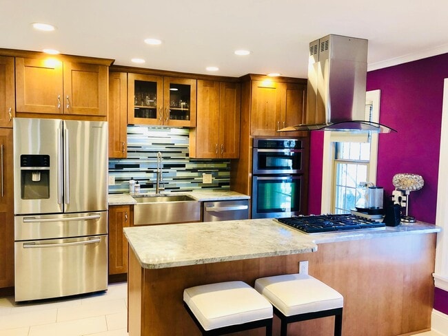 Building Photo - 6016 Howe St