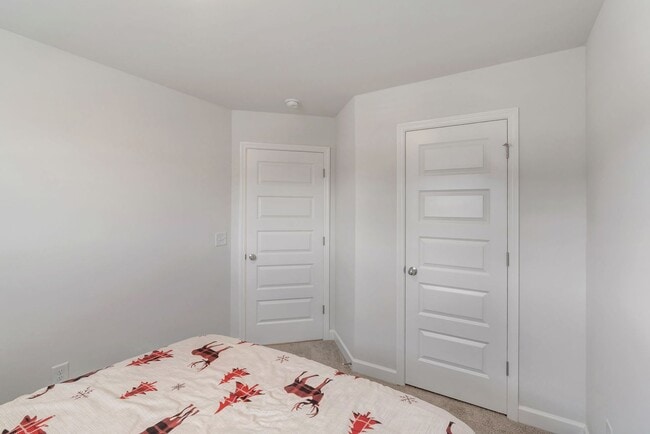 Building Photo - Hendersonville Townhome