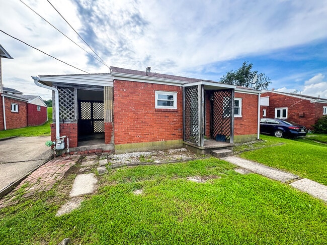 Building Photo - 125 Delrose Dr