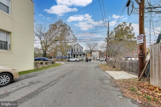 Building Photo - 628 Madison St NW