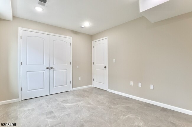 Building Photo - 32 Garibaldi Ave