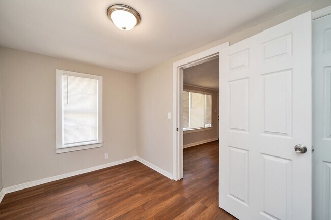 Building Photo - Super Cute Super Clean Priced to move fast!!!