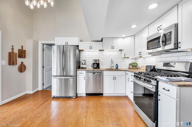 Building Photo - 736 Main St