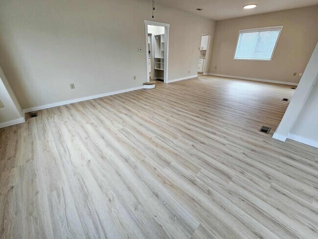 Building Photo - Charming house in desirable downtown Sumner