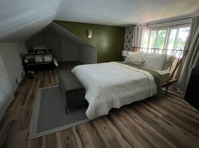 Building Photo - Charming 2BR+ Loft Lake House in Maple Lake