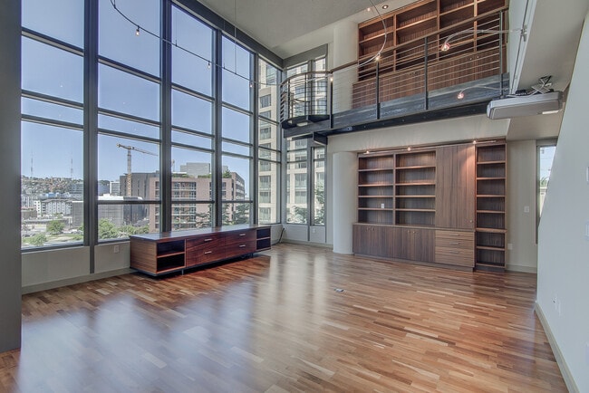 Building Photo - Great 2bd/2ba modern town home located in the center of South Lake Union W/S/G and ( 2) parking s...