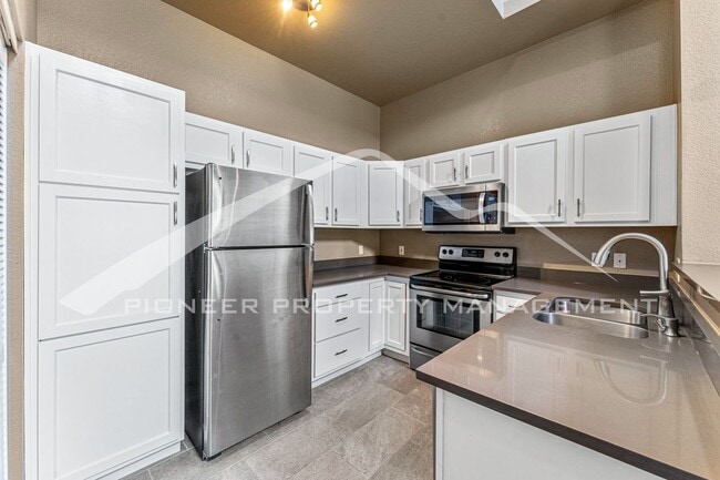 Building Photo - Spacious Townhouse with Washer/Dryer and Central AC