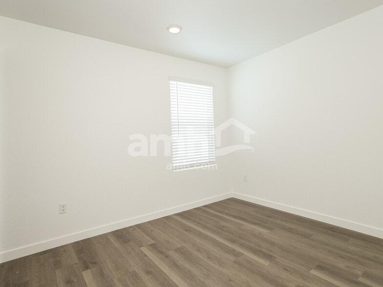 Building Photo - 2331 Devin Ave