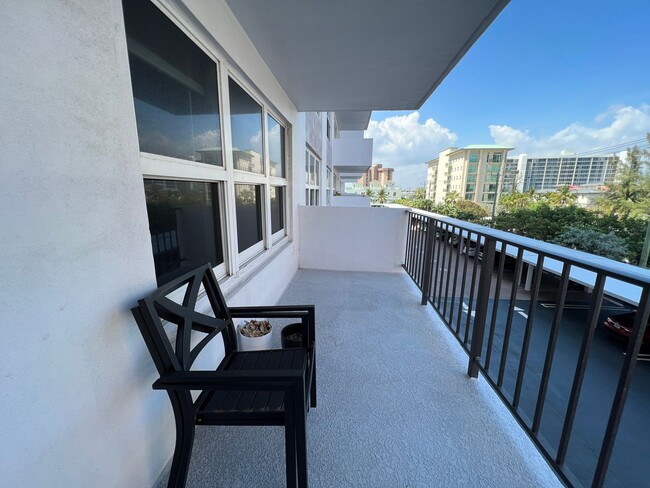 Building Photo - 2 Bed 2 Bath Condo Just Steps From The Oce...