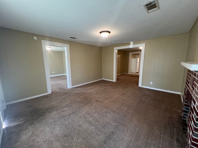 Building Photo - 2 Bedroom 1 Bathroom Home in the West End