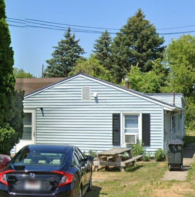 Building Photo - Large 4 Bedroom, 2 Bathroom Single Family ...