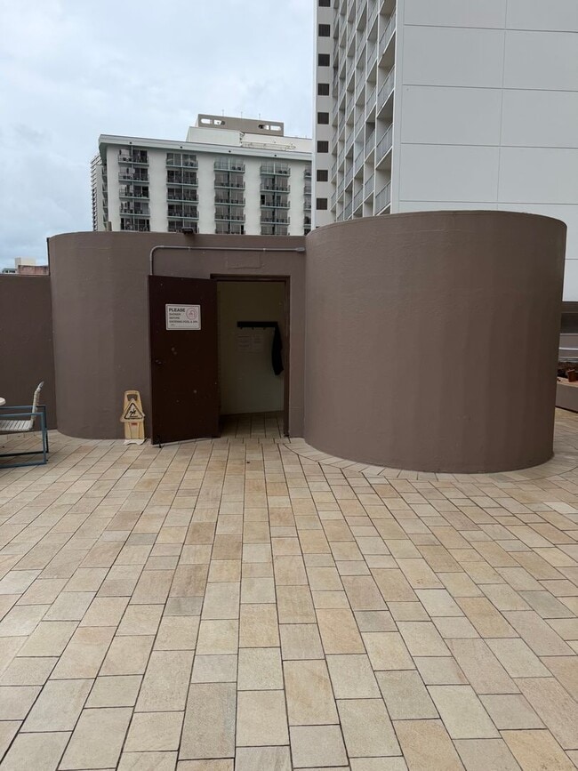 Building Photo - Luxury High-Floor Condo with Panoramic Ocean & Diamond Head Views | 2 Parking | Great Building Am...