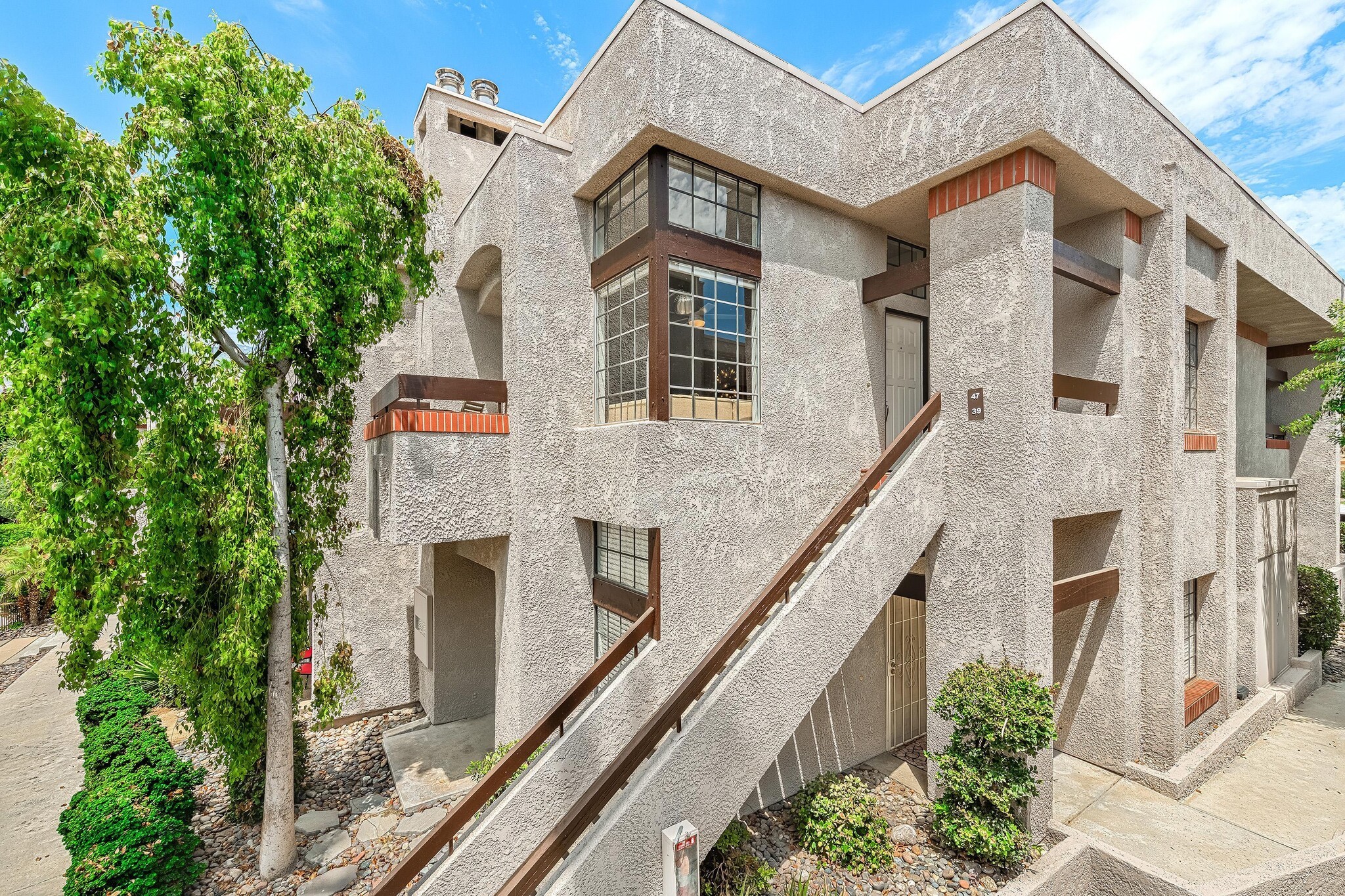 Building Photo - 2601 S Broadmoor Dr