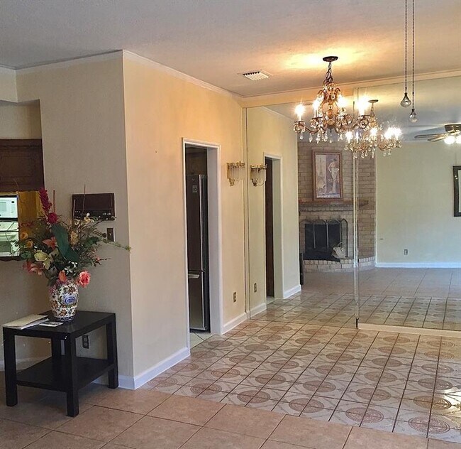 Building Photo - 10728 Briar Forest Dr