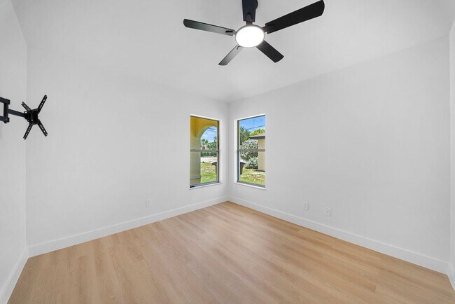 Building Photo - Beautifully updated duplex two bedrooms+ DEN, two bath in Cape Coral