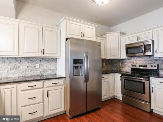 Building Photo - 20 Delano Dr