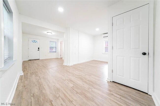 Building Photo - 2053 W 45th St