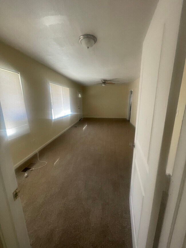 Building Photo - 852 Reaves St