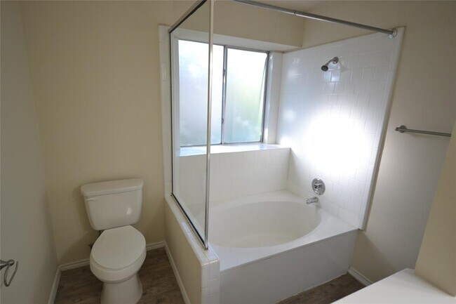 Building Photo - 605 Elder Way