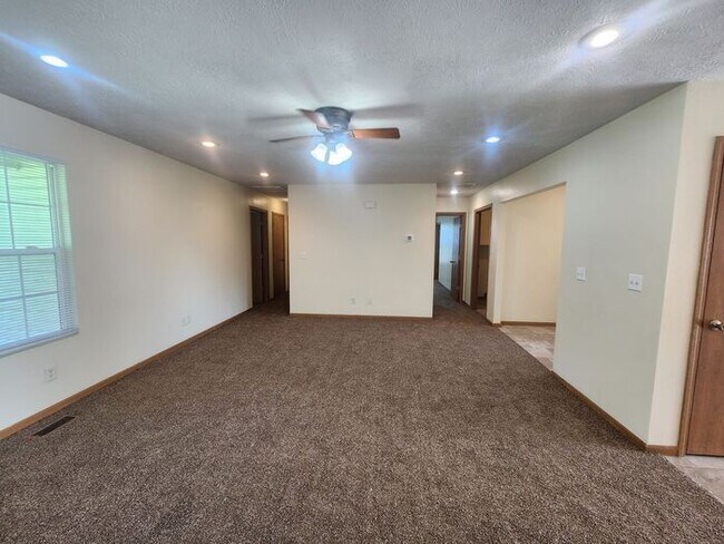 Building Photo - Enjoy comfortable living in this spacious all-electric home