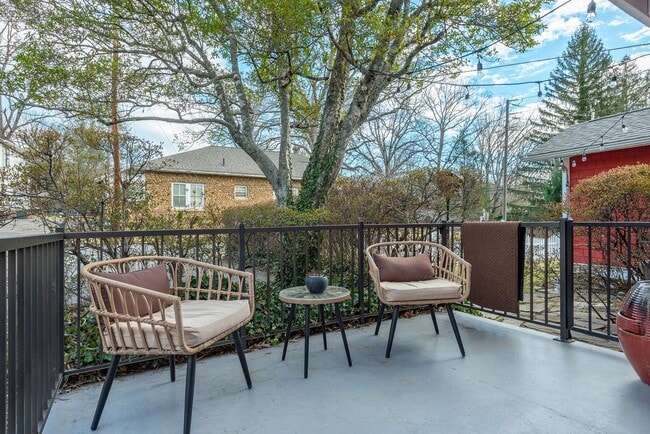 Building Photo - Charming Black Mountain Rental!