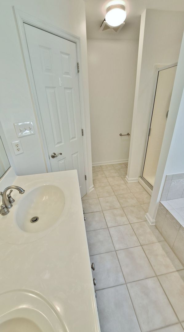 Building Photo - 3 Bed / 2 Full and 2 Half Bath Single Family Townhome