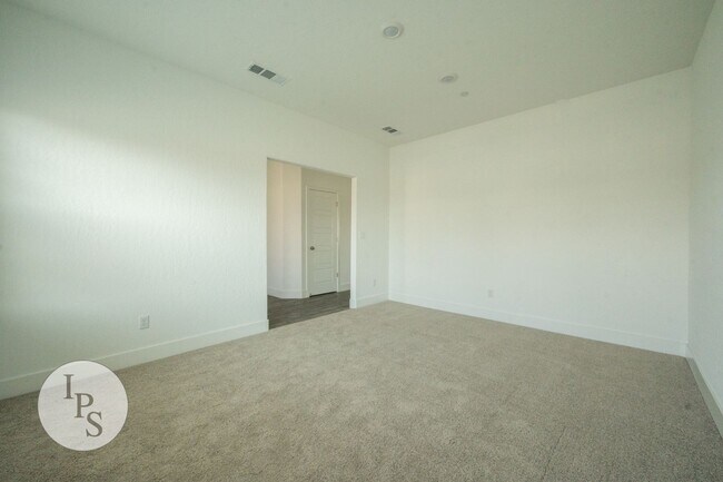 Building Photo - North Clovis Home, 3BR/2BA + Den/Possible 4th Bedroom - Lots of Amenities!