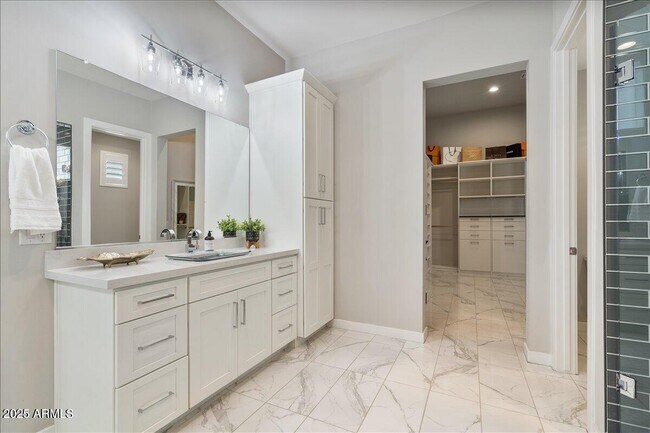 Building Photo - 5543 E Beryl Ave