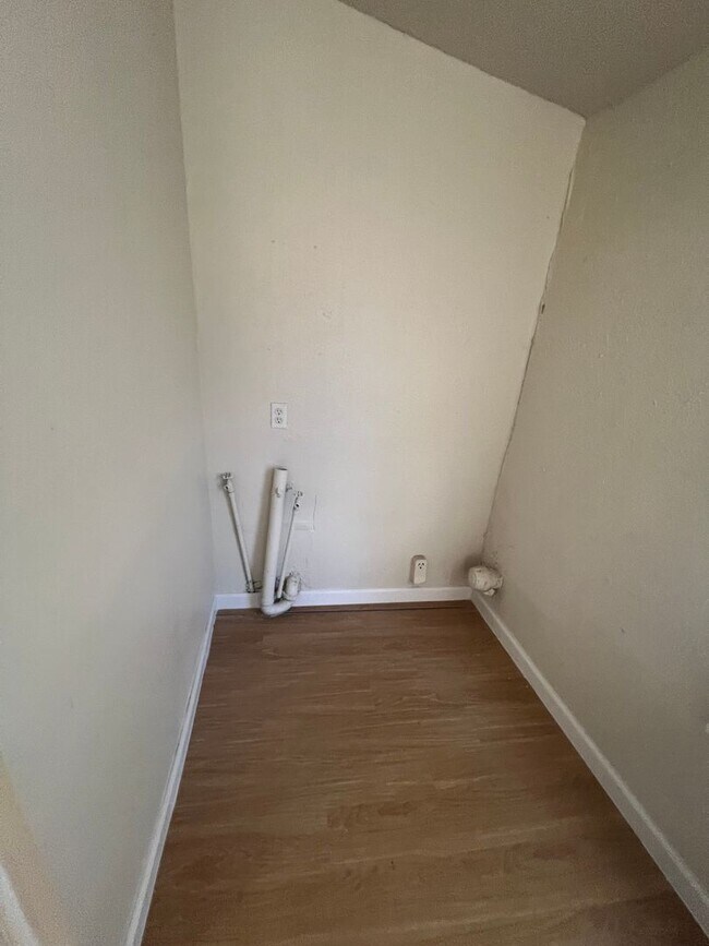 Building Photo - Springview 2 bedroom, 1 bath