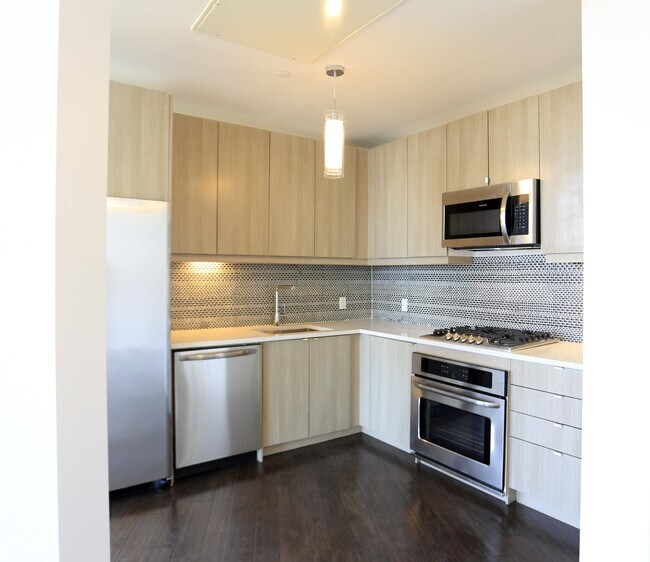 KITCHEN 2BR - Glasshouse 250 S Central Park Ave