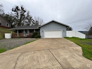 Building Photo - Green area 3 Bedroom 2 Bath with Garage