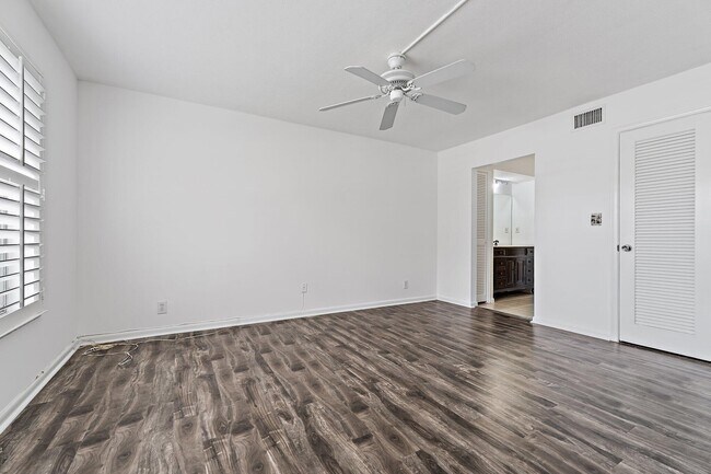 Building Photo - 5570 Tamberlane Cir