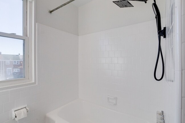 Building Photo - Charming End-Unit Townhome