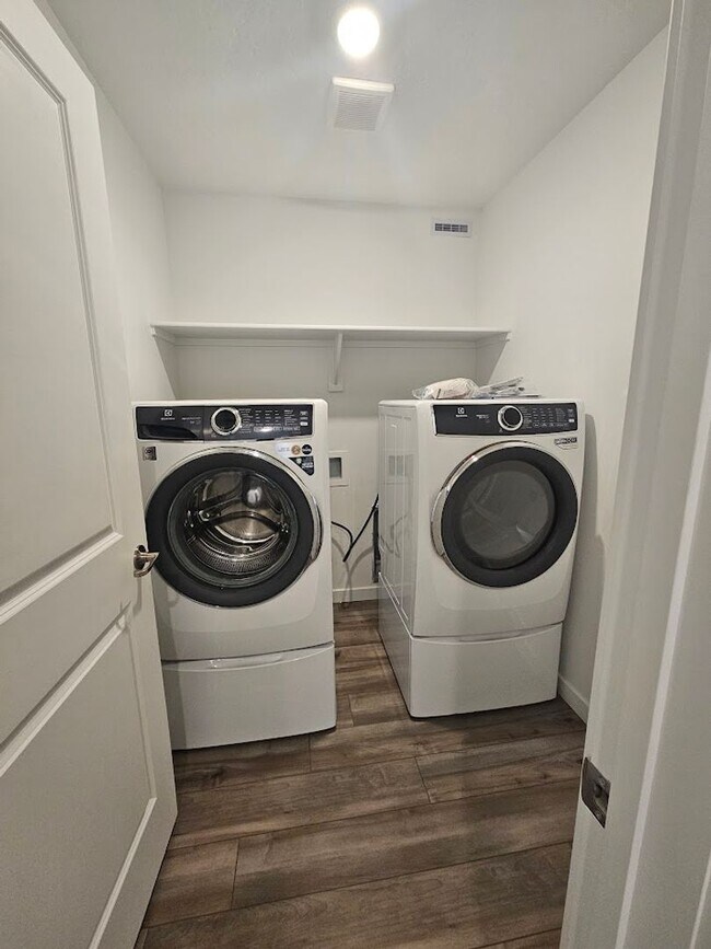 Building Photo - Newer 3 Bedroom Home