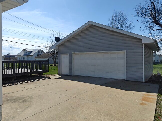 Large 2 car garage - 109 N Oak St