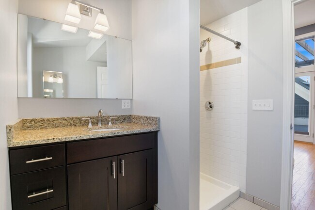 Building Photo - 303 Islington St