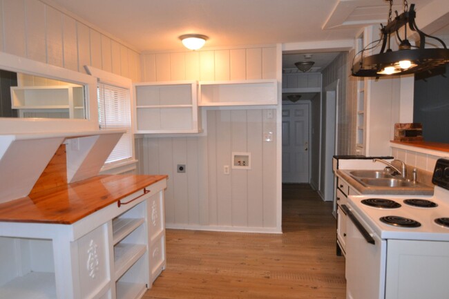 Building Photo - Charming 1 Bedroom Home Available!