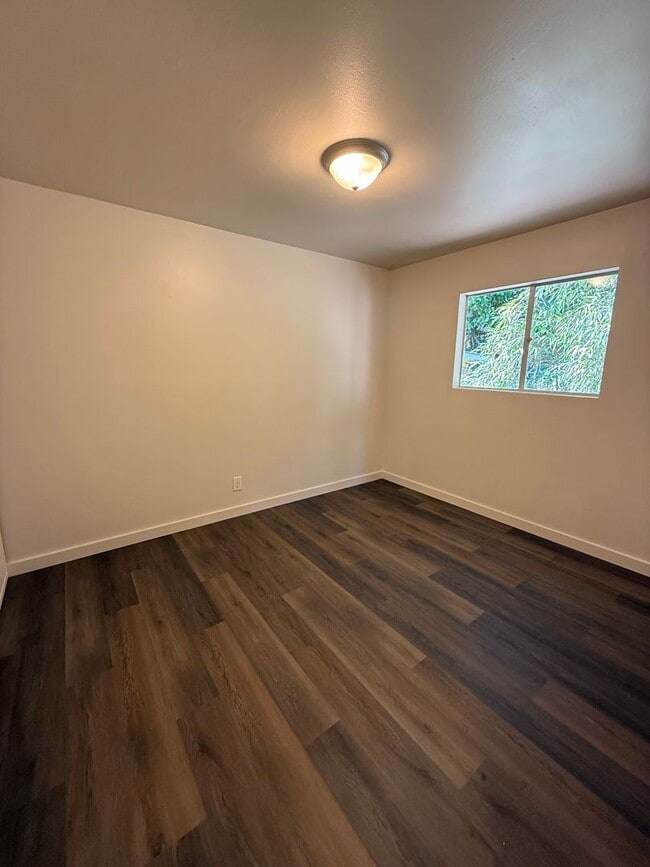Building Photo - Newly Updated Cottage in Coquille
