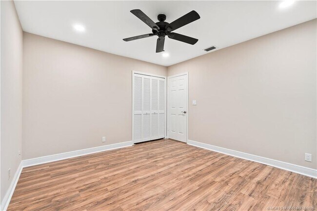 Building Photo - 7 Riverview Dr