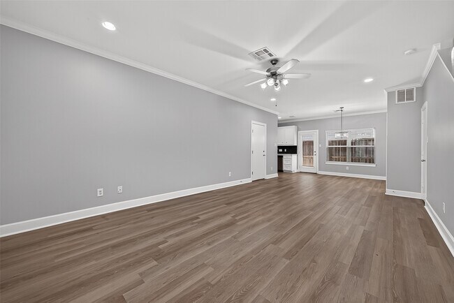 Building Photo - 5951 S Loop E