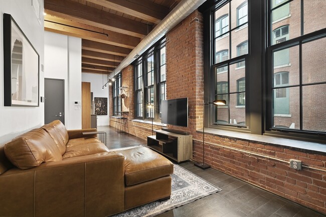 Building Photo - 319 A St