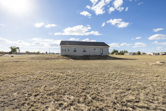Building Photo - Spacious 3-Bed, 2-Bath Modern Home on 1.16...