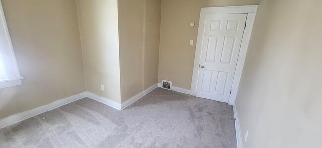 Building Photo - 2021 Kenwood Ave