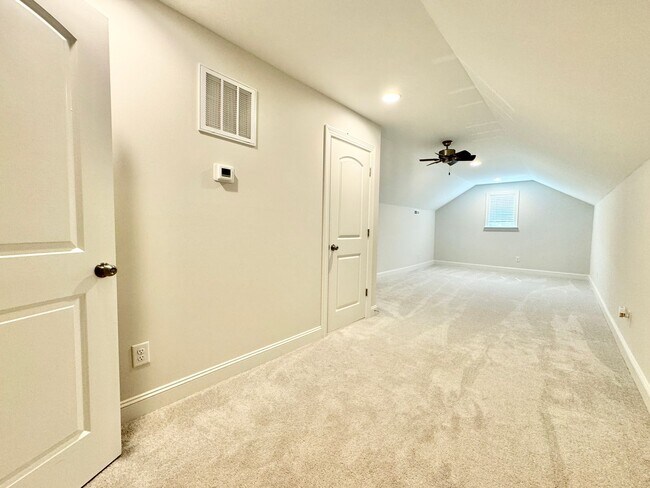 Building Photo - Updated 3 Bedroom High Point Condo with Large Bonus Room!
