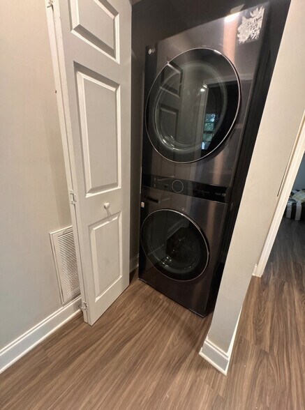 Building Photo - 5 Vine St