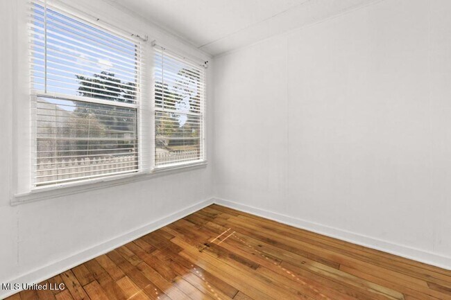 Building Photo - Charming Updated Cottage in Old Biloxi!