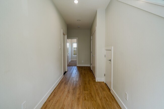 Building Photo - Modern Comfort in a Prime Location
