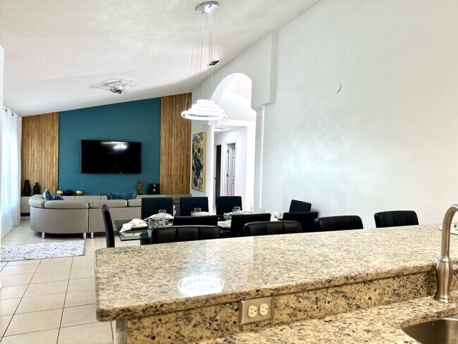 Building Photo - 333 W Shoreline Dr