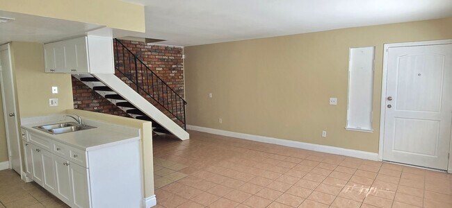 Building Photo - Stunning 2 Bed Condo in Highland | 1 Bath ...
