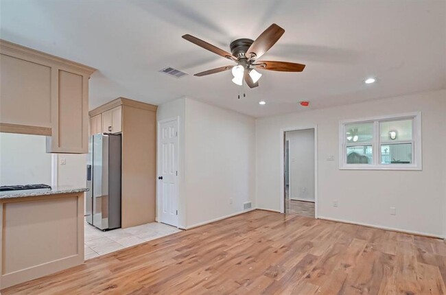 Building Photo - 7614 Barberton Dr